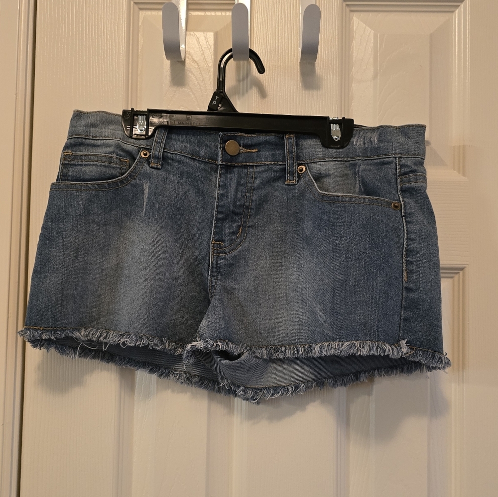 Forever 21 denim jean shorts jr size 28 (refer to Forever 21 size chart)